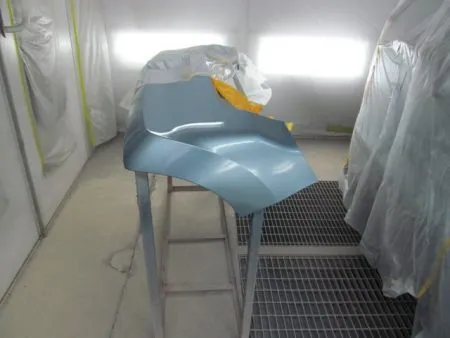 塗装をしっかりと乾燥させて、表面に付着した小さなブツ(ホコリなど)を取り除き、数種類のバフとコンパウンドを使い分け、ポリッシャーで仕上げ磨きをします。