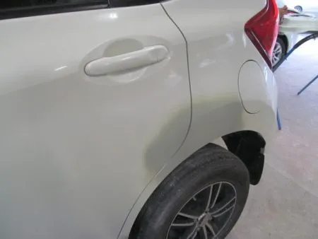 リアドア、クオータのキズはさほど大きくなかったので、まずは傷を落とし、パテを付け修理していきます。<br>その跡に下地処理のサフェーサを吹きます。