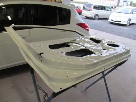 フロントドアは単体で修理をして塗装を行います。