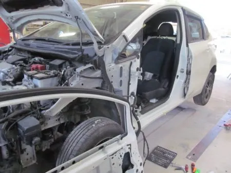 これから修理に取り掛かりますが、損傷の激しかったフェンダーを取り外し、隣り合うフロントドアも取り外して板金修理を行います。