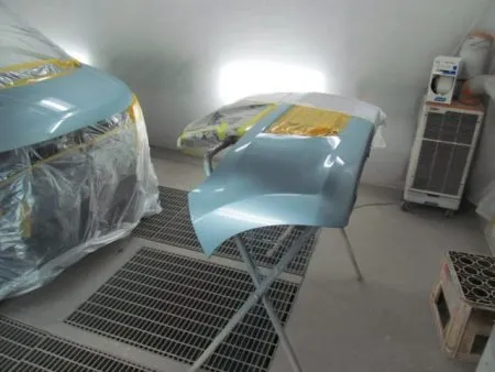 お車のカラーコードを調べて、当社で塗料を組み合わせます。<br>実際のお車と見比べながら微調整を繰り返し、色が決まればいよいよ塗装です。