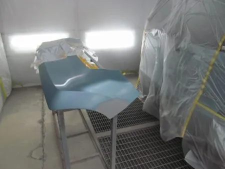 リアバンパーの下地処理の様子です。