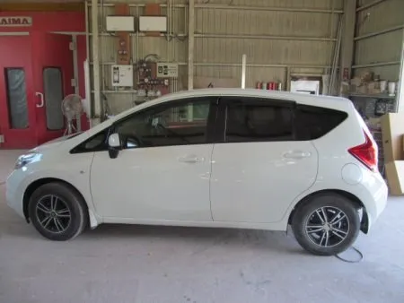 塗装の工程は下記の要領で行われます。<br>◆調色<br>お車の原色を再現するため塗料の調合を行います。熟練した塗装職人により満足できる色合わせが出来たと思っています。<br>◆塗装<br>塗装はスプレーガンで数回に分けて、丁寧に塗布をしていきます。カラー塗装のあとはトップコートとしてクリア塗装を行います。<br>クリア塗装をすることで対候性が一段とアップします。<br>充分に加熱乾燥した後、数種類のパフとコンパウンドを使い分けポリッシャーを使用して塗面を磨いて仕上げました。