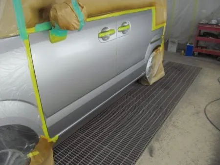 いよいよ塗装に入ります。<br>塗装は塗装専用ブースにて作業をしてゴミやホコリの付着を防ぎます。 <br>塗装する箇所以外は全て専用の覆いでマスキングをして塗料の付着を防ぎます。<br>塗装の工程は下記の要領で行われます。<br>◆調色 お車の原色を再現するため塗料の調合を行います。熟練した塗装職人により満足できる色合わせが出来たと思っています。<br>◆塗装<br>塗装はスプレーガンで数回に分けて、丁寧に塗布をしていきます。カラー塗装のあとはトップコートとしてクリア塗装を行います。<br>◆磨き<br>充分に加熱乾燥した後、数種類のパフとコンパウンドを使い分けポリッシャーを使用して塗面を磨いて仕上げました。