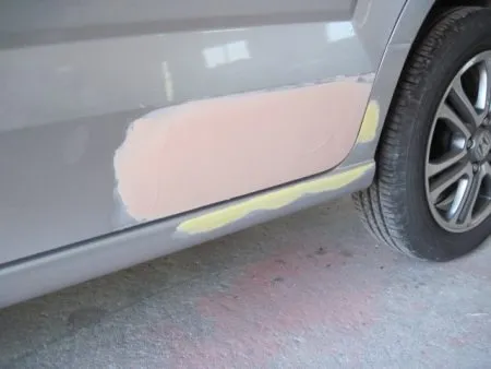 擦り傷跡はさほど深くなかったのでサンダーで均してパテを盛り付けて平滑に仕上げます。<br>パテが乾燥するとパテを削って滑らかに整形します。