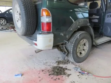 泥除けも結構ひしゃげてしまっていますね！<br>オーバーフェンダーも多少変形が見られます。<br>とりあえず取り外して修正することとします。<br>バンパーは取り外して内側からあて盤とハンマーを使って叩き出して修正します。<br>修正箇所はパテを盛り付けて平滑に仕上げ、プライマーを塗布して、現車の色に合わせて塗装をします。