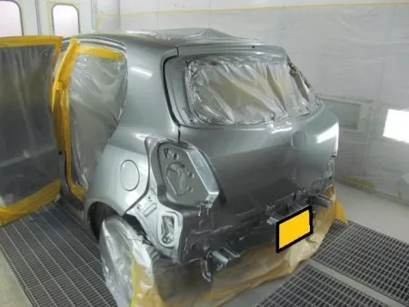 新品のパーツ(フェンダー、バックドア、バンパー)は非常に高い防錆力を持つ電着塗装が施された状態で供給されます(ほとんどの場合黒の塗装膜)ので、現車の色に合わせて塗装をします。<br>それらのパーツをボディに装着し建付けを確認して調整します。<br>その後サフェーサーを塗布し、パネルの裏表の塗装をします。<br>まず、現車の色に合わせて塗装色を専門の塗装職人により調合してベースカラーを決定します。<br>塗装は、専用ブースで行いホコリの付着を防ぎます。<br>塗料がかかってはマズイ部分を専用のビニールシートでマスキングを行ってから塗装が行われます。 <br>塗装は一度にべったり塗装せずに、サフェーサの色が隠蔽されていることを確認しながら丁寧にムラなく数回に分けて塗装を行っていきます。<br>ベースカラーの塗装が終わったら紫外線による色の退化を防いだり対候性のためにトップコートとしてのクリア塗装をします。