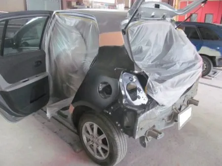 バックドア、バンパー、テールランプ交換については単体でパーツを取り寄せて交換することとなりますが、ダメージを受けたフェンダーについては、切り取って新しいフェンダーを溶接して取り付けることとなります。<br>溶接個所は削って滑らかにした後、パテできれいに修正します。