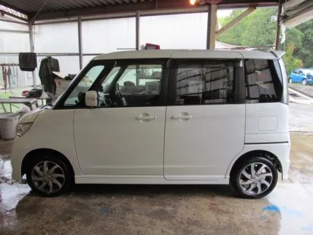 塗装終了後、磨きの作業が終わった写真です。<br>横から見てもまるで新車の輝きを取り戻しピカピカに仕上がりました。<br>洗車と室内清掃を済ませたらお引渡しとなります。