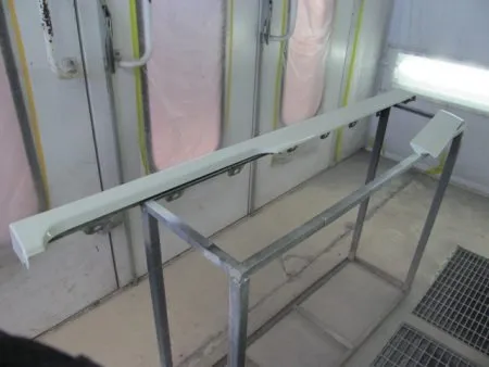 サイドシルも取り外し、傷部分を修正して単体で塗装を行っていきます。