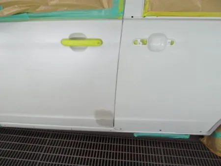 フロントドアはかすり傷程度でしたのでペーパーで削ってその上にサフェーサを塗布しました。<br>これから塗装に備えて、新品のリアドアを取り付けて建付けを確認します。<br>その後に、塗料がかかってはマズイ部分を専用のビニールシートでマスキングを行います。