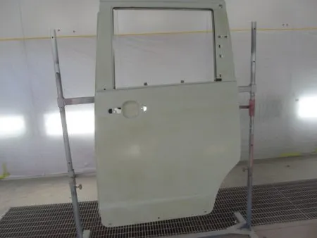 リアドアは取り外して、新品のドアパネルを取り寄せます。<br>新品のドアパネルは非常に高い防錆力を持つ電着塗装が施された状態で供給されるので、現車の色に合わせて塗装をします。