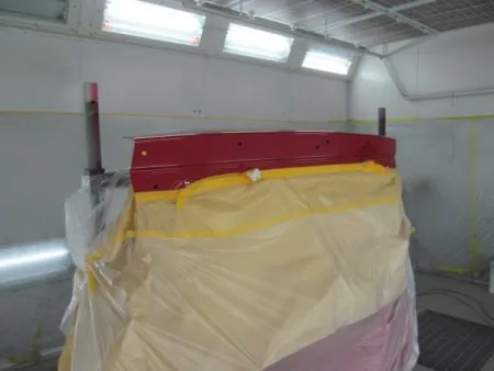 次にバックドア上部の黒色の塗装をします。しっかりとマスキングしておきます。