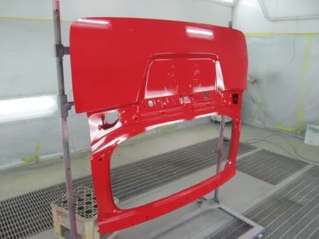 数回に分けてカラーベースを塗布し、しっかり乾燥させます。<br>次にクリアーを吹き、耐候性を高め、ツヤを出します。<br>同じくしっかりと乾燥させます。