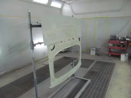 新品のバックドアです。無塗装の状態で届きます。<br>当社で下地処理をし、塗装をしていきます。<br>塗料はお車のカラーコードを調べて当社で調合し、実際のお車と見比べて微調整を繰り返し、色をピッタリ合うよう再現します。<br>ホコリやゴミが付着しないよう、「塗装ブース」で塗装します。