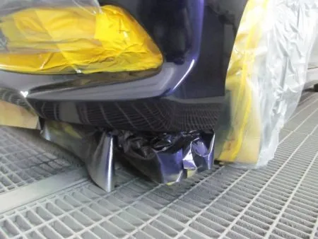 これから塗装に入りますが其の前に現車の色に合わせた調色をベテランの塗装職人が行ってベースカラーを決定します。<br>ベースカラーが決まると専用のスプレーガンでサフェーサの色が完全に隠れているかを確認しながら数回に分けて塗り重ねていきます。<br>ベースカラーの後にトップコートとしてのクリア塗装を行います。<br>クリア塗装を行う事で、塗料の劣化防止・対候性を高めます。