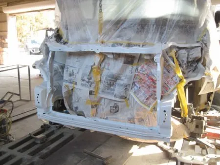 ラジエターサポートを塗装しますが、塗料がかかってはまずい、エンジンルーム全体をマスキングして、サフェーサを塗布してからベースカラーの塗料を塗布します。