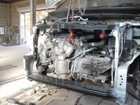 新しいラジエターサポートを取り付けました。