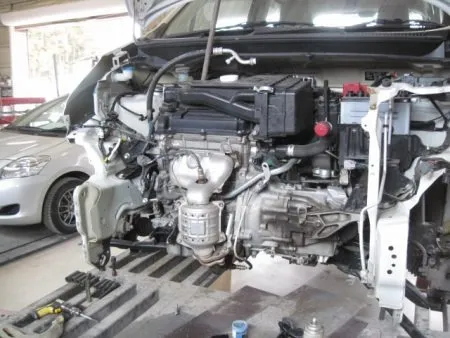 引き出し作業が完了したらラジエターサポートを取り外します。