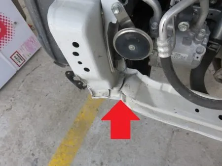 フロントバンパーを取り外してみると案の定、内部骨格まで影響が出て、ラジエターサポートが押されて変形している状態でした。