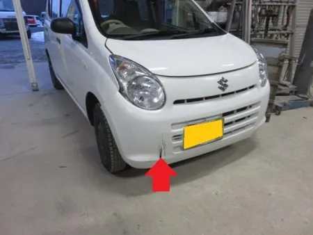 横から勢いよくぶつけられてしまいました。<br>写真のようにフロントバンパーが損傷を負ってしまったようです。<br>見た目大したことはないように見えますが、最近のバンパーは復元力が強く少々の衝撃では凹んだ状態にはなりません。<br>復元して元の位置に戻りキズだけが残ってここだけの損傷にとられがちです。<br>開けてみないと事故の程度が分からないのが現状です。