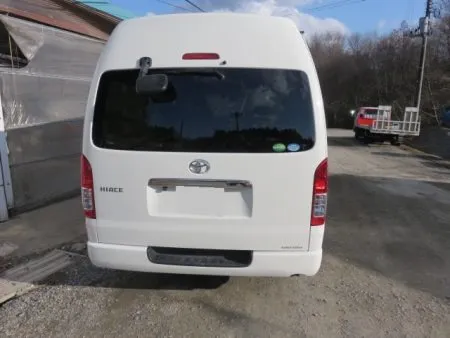 塗装が完了したバンパー、バックドアを取り付け、さらに新品のガラスも組付けました。<br>組付け途中の写真を撮り忘れてしまいましたが、全てのパーツの組付けもうまく収まりすっかり元通りになりました。<br>洗車と室内清掃を済ませたらお引渡しとなります。