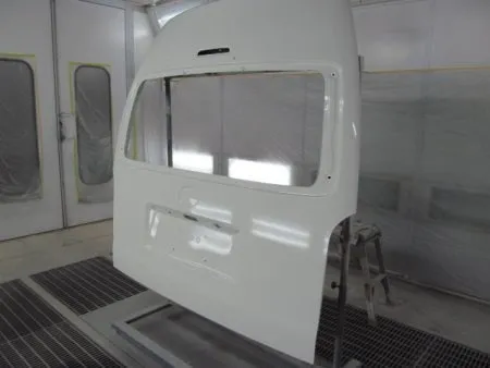 いよいよ塗装に入ります。<br>まず、現車の色に合わせるために、専門の塗装職人により調色を行います。<br>数種類のサンプルを作りその中から最も原色に近い色をベースカラーに決めます。<br>塗装は一度にべったり塗装せずに、サフェーサの色が隠蔽されていることを確認しながら丁寧にムラなく数回に分けて塗装を行っていきます。<br>ベースカラーの塗装が終わったら、紫外線による色の退化を防いだり対候性のために、トップコートとしてのクリア塗装をします。<br>最終的に塗料が乾燥した時点で、数種類のパフとコンパウンドを使い分け、ポリッシャーを使用して塗面を磨いて仕上げ完成です。