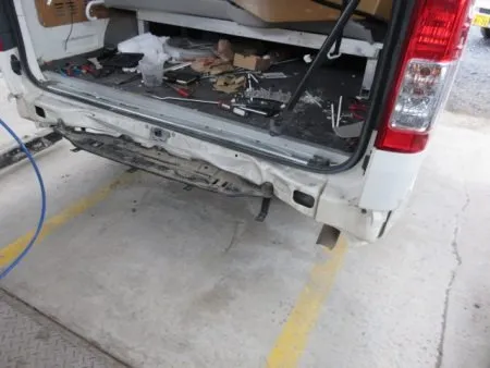 バックドアを取り外してみるとバックパネル(床)付近も押されて変形している状況でした。