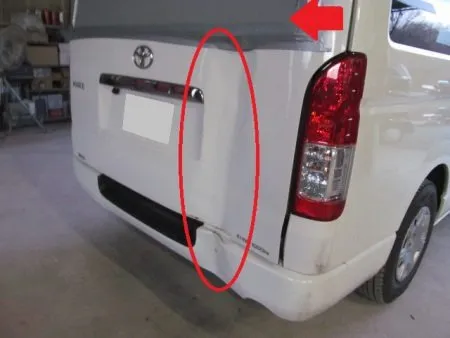 勢いよくぶつかったためにガラスからバックドアとバンパーにかけて一直線に柱の跡がついているぐらい酷い損傷でした。<br>ガラスは衝撃で完全に割れてしまい入庫の時は写真のように、ビニールシートでカバーされている状況でお持ちになりました。