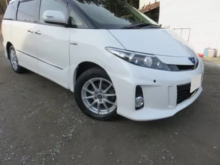 最後に数種類のパフとコンパウンドを使い分け、ポリッシャーを使用して研きをかけて艶のある状態にして仕上げが完成します。<br>洗車と室内清掃を済ませたらお引渡しとなります。