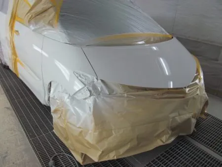 塗装色を現車の色に合わせて作っていきますが、調色は専門の塗装職人が数種類のサンプルを作成して、最も現車の色に近い色をベースカラーとして決定します。<br>ベースカラーは一度にべったり塗装せずに数回に分けて塗る重ねていきます。<br>その後に透明なクリア塗装をトップコートとして塗布します。<br>クリア塗装をすることで塗料の紫外線による劣化防止及び対候性を高めることが出来ます。