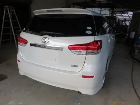 しっかりと乾燥したら、数種類のバフとコンパウンドを使い分け、ポリッシャーなどで丁寧に仕上げ磨きを行います。<br>外装部品も取り付けました。<br>最後に洗車と車内清掃を済ませてお客様にお渡しします。<br>内部もきちんと修正しておりますので、安心して乗っていただけます。<br>「キレイになってよかった」と大変喜ばれました(^^)