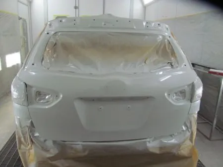 調色作業(色合わせ)は当社でおこないます。<br>お車のカラーコードを調べて配合し、実際のお車と見比べながら慎重に色合わせをします。<br>まずは下地処理剤のサフェーサーを吹き付けます。<br>防水・防錆効果があり、上塗り塗料の密着を高める役割があります。<br>リアバンパーも同様に下地処理をし、塗装をします。