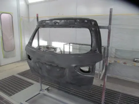 新品のバックドアです。無塗装の状態で届くので黒色です。<br>当社で下地処理を行い、塗装をしていきます。