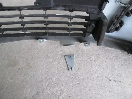 幸いラジエーターまでは損傷がおよんで無かったのでバンパー塗装のためにグリルも取り外して、他の個所にも異常がないかをチェックしました。