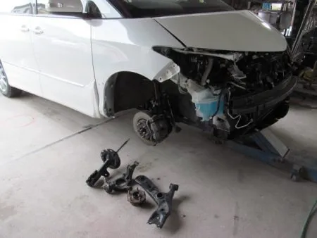 フロントバンパーを取り外してみると、右足回りまで損傷が及んでいて、サスペンション関連部品を取り換えることとなりました。