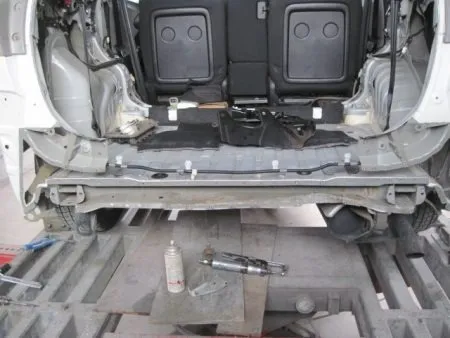 切断後です。新しいパネルを溶接していきます。<br>さらに内側のパネルが歪んでいますね。追突の衝撃が強かったのがよくわかります。