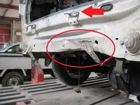 リアバンパーの内側のインナーパネルの様子です。<br>このパネルは切断し、新品と交換します。