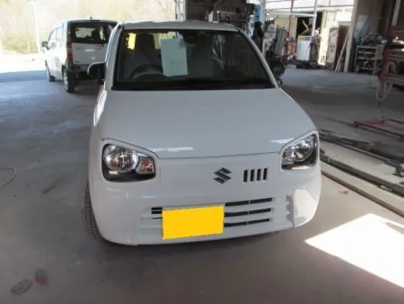 塗装箇所に付着した小さなブツ(ホコリなど)を取り除き、数種類のバフとコンパウンドを使い分け、ポリッシャーなどで丁寧に仕上げ磨きを行います。<br>それから外装部品を取り付けます。<br>最後に洗車と車内清掃を済ませてお客様にお渡しします。<br>ぶつけた箇所が無くなり、新車のような仕上がりとなりました！ <br>大変ご満足いただけました！