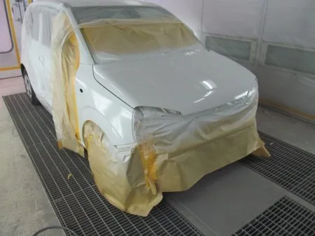 ベースカラー→クリアーの順で塗布をしていきます。<br>クリアーを塗布すると、ツヤが出て耐候性もアップします(^^)<br>しっかりと乾燥させます。