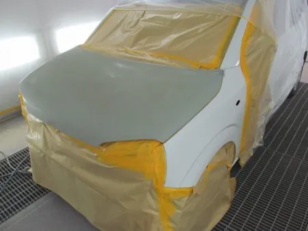 周辺はしっかりとマスキングをして、塗料が入り込まないように準備しておきます。