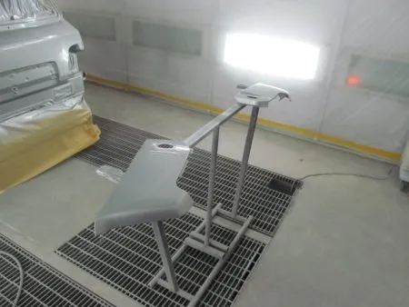 塗装色を現車の色に合わせて作っていきますが、調色は専門の塗装職人が数種類のサンプルを作成して、最も現車の色に近い色をベースカラーとして決定します。<br>今回のメタリック塗装はソリッドカラーに銀色のアルミ素材を混ぜた２コート塗装になります。<br>最初にメタリックの、ベースカラーを一度にべったり塗装せずに数回に分けて塗り重ねていきます。