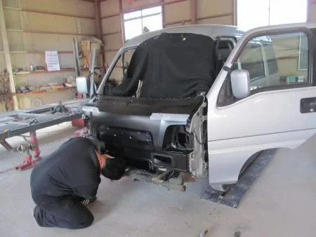 新しいパネルが入庫して、建付けを確認しながら取り付けているところです。<br>新品のパネルは非常に高い防錆力を持つ電着塗装が施された状態で供給されます。<br>(殆どの場合黒い塗装膜)なので、現車の色に合わせて塗装をすることとなります。