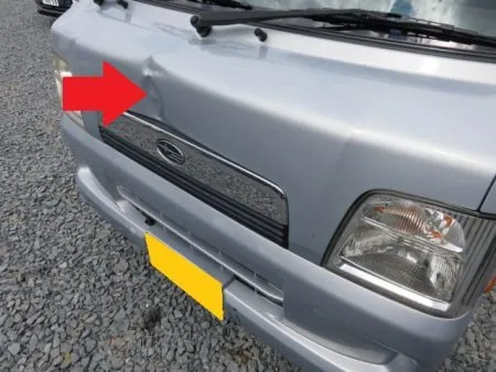 フロントパネルに大きく凹みキズが出来てしまいました。