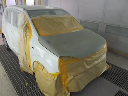 ボンネットは下地処理を行い、塗装をします。<br>ホコリやゴミの付着が最低限になるよう、「塗装ブース」にて塗装を行います。