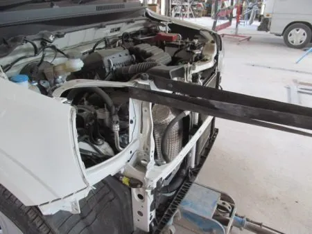 衝撃で内部骨格にもズレが生じていたので、引っ張って修正していきます。<br>修正機と呼ばれるものを使用します。<br>力加減に注意して引き出していきます。