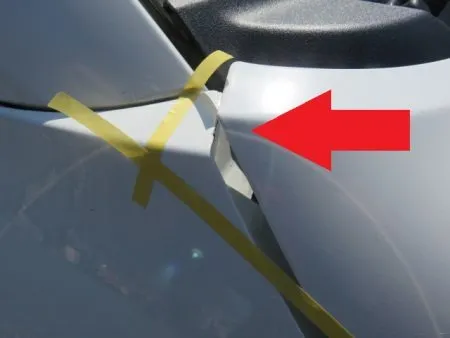 ぶつかった衝撃でボンネットは歪み、フロントフェンダーにもキズができてしまいました。