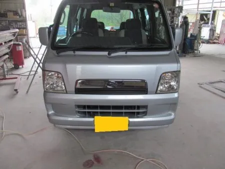 最後に数種類のパフとコンパウンドを使い分け、ポリッシャーを使用して研きをかけて艶のある状態にして仕上げが完成します。<br>洗車と室内清掃を済ませたらお引渡しとなります。