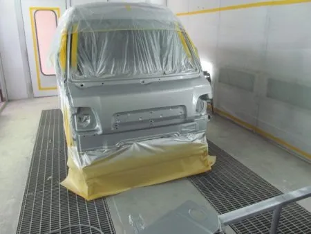 その次に透明なクリア塗装をします。<br>クリアのベースと硬化剤を混ぜて塗装します。<br>トップコートとしてのクリア塗装をすることで、塗料の紫外線による劣化防止及び対候性を高めることが出来ます。