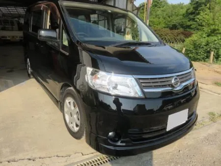 塗装が完了したら塗装が完了したバンパーや新しいヘッドライトを取り付けて完成です。<br>最終仕上げとして、数種類のパフとコンパウンドを使い分け、ポリッシャーを使用して研きをかけて艶のある状態にして仕上げが完成します。<br>太陽光の下で塗装の色むらが無いか出来栄えをチェックします。<br>ブラック系の色は艶があり、ダントツカッコよく目立ちますね！<br>洗車と室内清掃を済ませたらお引渡しとなります。